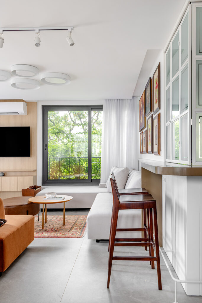 Sala de estar projetada pela NOTO com possibilidade de integração com a cozinha.